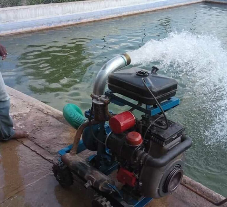 Water pump from ground-level using 4-inches pipes and half a litre of petrol